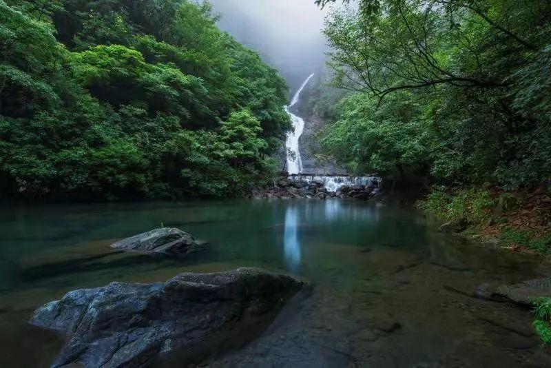 紧闭的闸门
